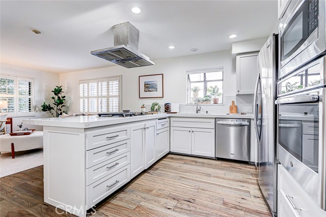 Quartz counters & stainless steel appliances