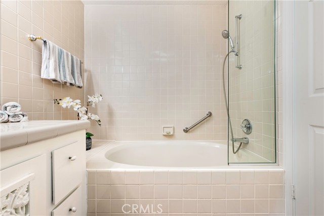 Detail Gallery Image 32 of 34 For 4425 E 5th a,  Long Beach,  CA 90814 - 3 Beds | 2/1 Baths