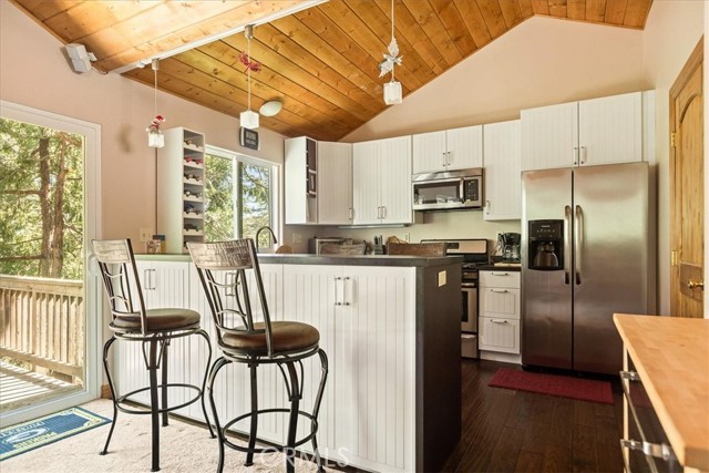 Detail Gallery Image 7 of 25 For 1053 Lausanne Dr, Crestline,  CA 92325 - 3 Beds | 2/1 Baths