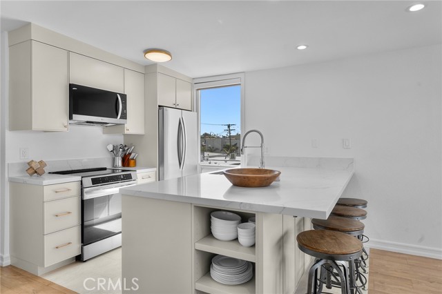 404 Hermosa Avenue, Hermosa Beach CA: https://media.crmls.org/medias/35e1c61b-b874-4e7d-846e-83715a7b2254.jpg
