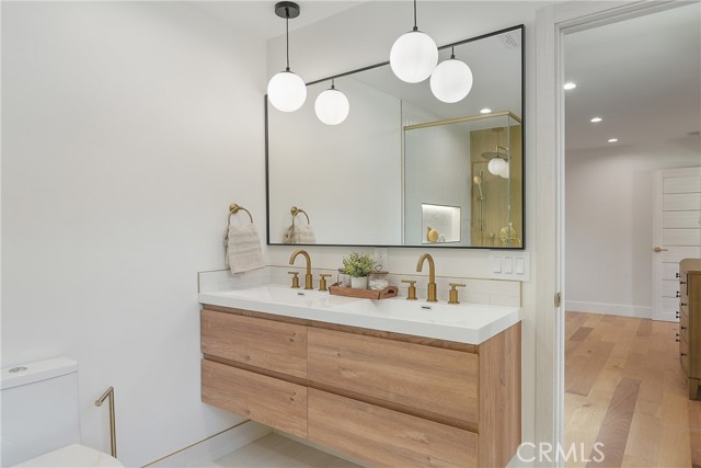 Detail Gallery Image 17 of 41 For 23240 Leonora Dr, Woodland Hills,  CA 91367 - 5 Beds | 5 Baths