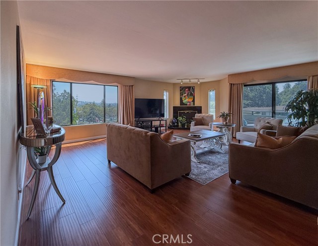 3663 Los Feliz Boulevard, Los Angeles CA: https://media.crmls.org/medias/35e3b59e-070c-4195-b925-ef0f34e72c6e.jpg