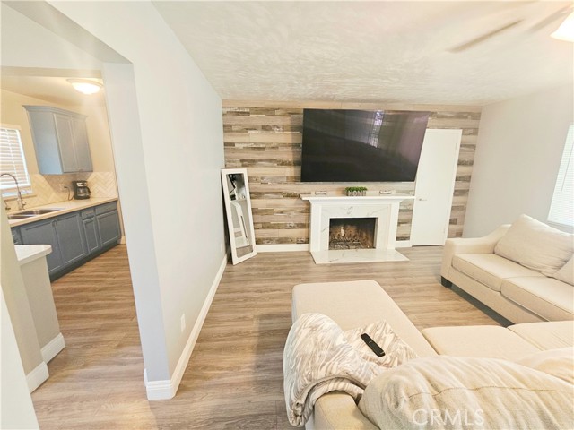 Detail Gallery Image 7 of 29 For 2124 Shamrock Way, Bakersfield,  CA 93304 - 2 Beds | 1 Baths