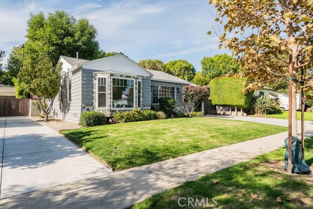 Detail Gallery Image 2 of 26 For 6551 De Celis, Lake Balboa,  CA 91406 - 3 Beds | 2 Baths