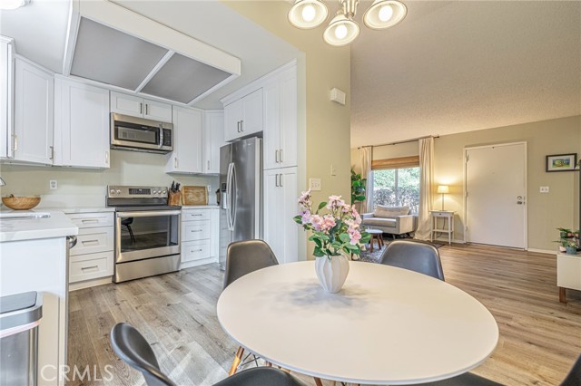 Detail Gallery Image 10 of 25 For 23540 Lampara, Valencia,  CA 91355 - 2 Beds | 2 Baths