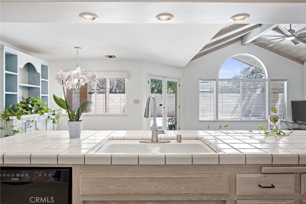 https://media.crmls.org/medias/35e670b1-dfb3-423b-ad1c-9f573827dbe2.jpg?preset=X-Large