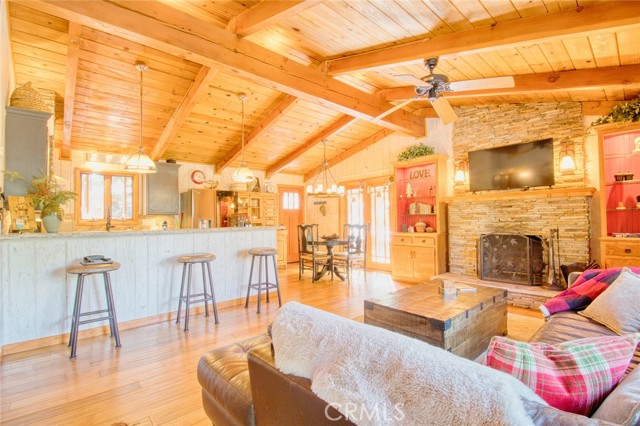 5475 Acorn Trail, Wrightwood CA: https://media.crmls.org/medias/35e6ed73-e97e-4490-994b-fe4fca3890d2.jpg