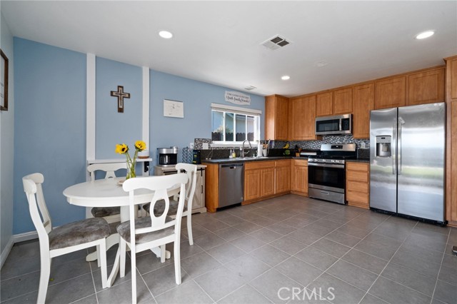 Detail Gallery Image 3 of 25 For 23971 Sprig St, Mission Viejo,  CA 92691 - 3 Beds | 2 Baths