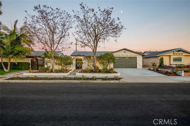 Detail Gallery Image 1 of 59 For 15052 Columbia Ln, Huntington Beach,  CA 92647 - 3 Beds | 1/1 Baths