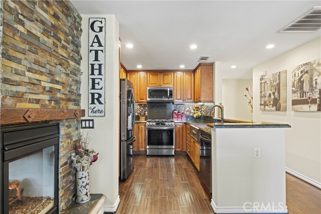 Detail Gallery Image 4 of 33 For 28385 Mirabelle Ln, Saugus,  CA 91350 - 2 Beds | 2 Baths