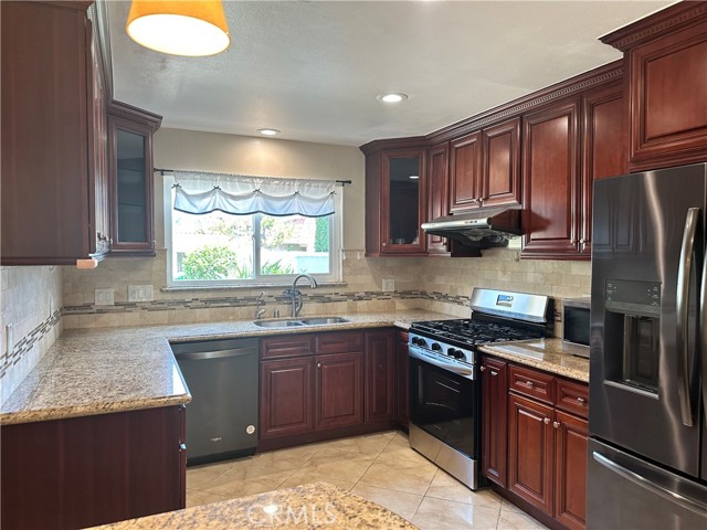 18 Mayapple Way, Irvine CA: https://media.crmls.org/medias/35eb7d55-fbd6-4d82-bb4a-bd7b5e0e5df2.jpg