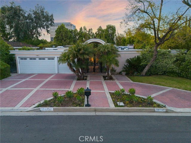 15737 Sutton Street, Encino CA: https://media.crmls.org/medias/35ebc164-97f0-4ac3-bf89-20cb8dfc298a.jpg