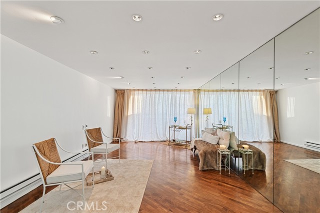 6 Voyage Street, Marina del Rey CA: https://media.crmls.org/medias/35ed1c22-317e-4027-b640-aeb081a2cfbc.jpg