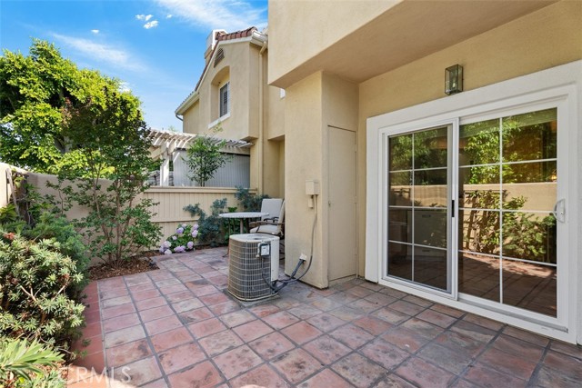 2303 Paseo Circulo, Tustin CA: https://media.crmls.org/medias/35f205f1-0cd7-4ff4-a182-a8e8e1596e22.jpg