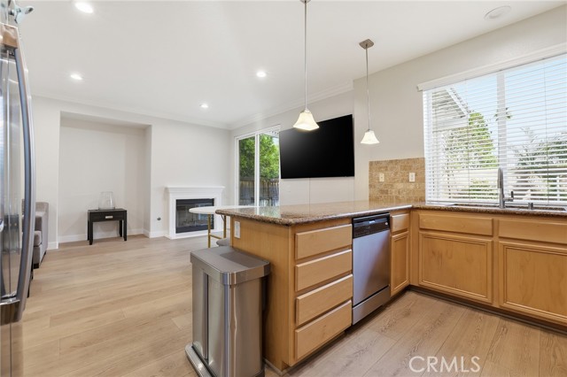 Detail Gallery Image 12 of 46 For 8220 Chamberlain, Reseda,  CA 91335 - 4 Beds | 3 Baths