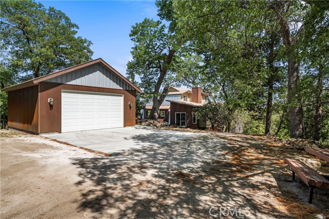 Detail Gallery Image 5 of 37 For 1555 Moon Dr, Lake Arrowhead,  CA 92352 - 2 Beds | 2 Baths