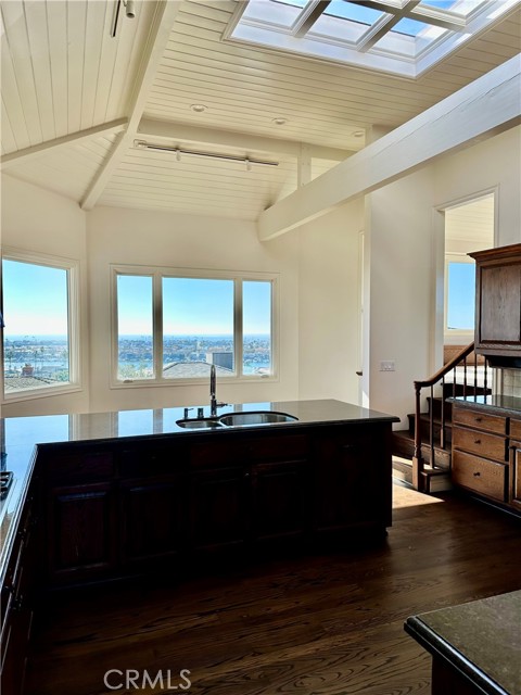 Detail Gallery Image 11 of 31 For 900 Kings, Newport Beach,  CA 92663 - 5 Beds | 3/1 Baths