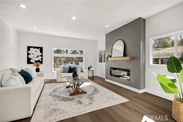 Detail Gallery Image 4 of 42 For 2301 9th, Los Angeles,  CA 90018 - 3 Beds | 3 Baths