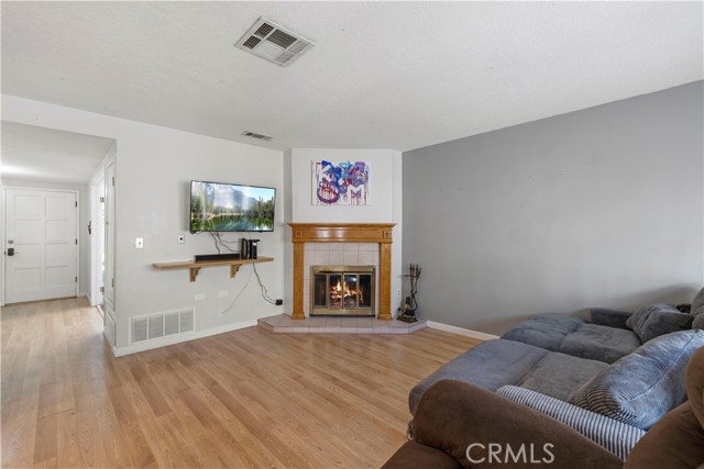 Detail Gallery Image 6 of 44 For 19525 Steinway, Canyon Country,  CA 91351 - 4 Beds | 2 Baths