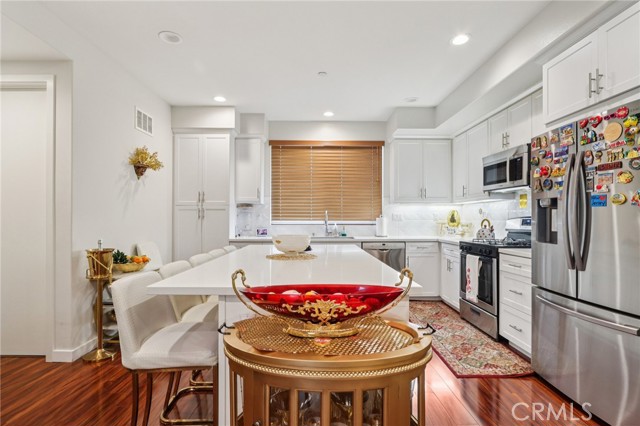 Detail Gallery Image 8 of 37 For 13225 Victory Bld, Valley Glen,  CA 91401 - 3 Beds | 3/1 Baths