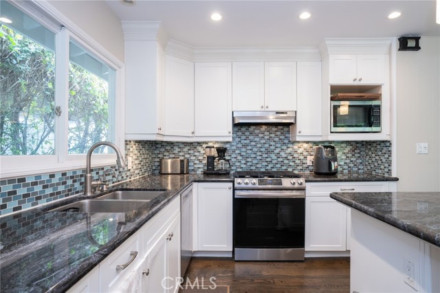 825 Tyburn Road, Palos Verdes Estates CA: https://media.crmls.org/medias/3601fce9-d986-4b02-8632-38e4d1f346a5.jpg