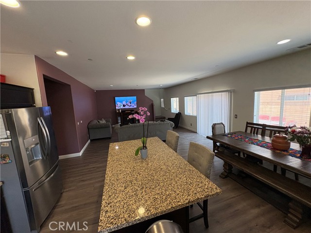 7015 Sweetleaf Drive, Fontana CA: https://media.crmls.org/medias/3604b059-bc1b-475c-9714-2b0eb7dad877.jpg