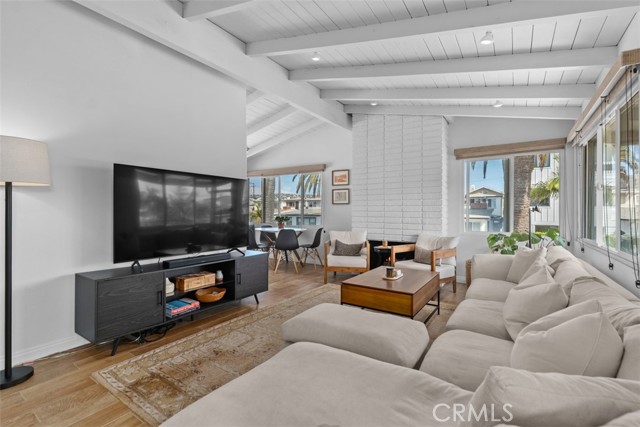 Detail Gallery Image 3 of 16 For 303 Marguerite Ave #C,  Corona Del Mar,  CA 92625 - 2 Beds | 1 Baths