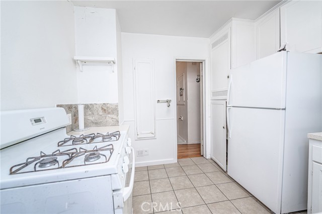 3834 West Boulevard, Los Angeles CA: https://media.crmls.org/medias/361022d6-d362-4e26-8f5d-c25c6c7fce17.jpg