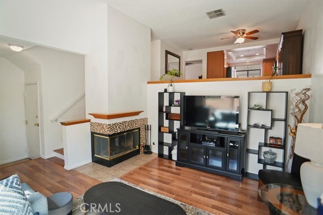 Detail Gallery Image 4 of 21 For 27617 Nugget Drive #1,  Canyon Country,  CA 91387 - 3 Beds | 3 Baths