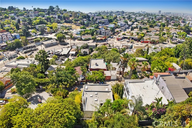 3907 De Longpre Avenue, Los Angeles CA: https://media.crmls.org/medias/3617b1fe-7c6b-4a1a-911d-b8f08ede7b39.jpg