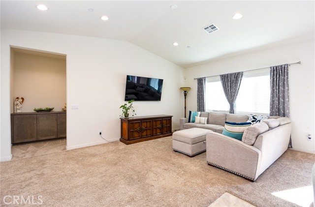 Detail Gallery Image 2 of 27 For 15537 Parry Peak Dr, Fontana,  CA 92336 - 3 Beds | 2 Baths