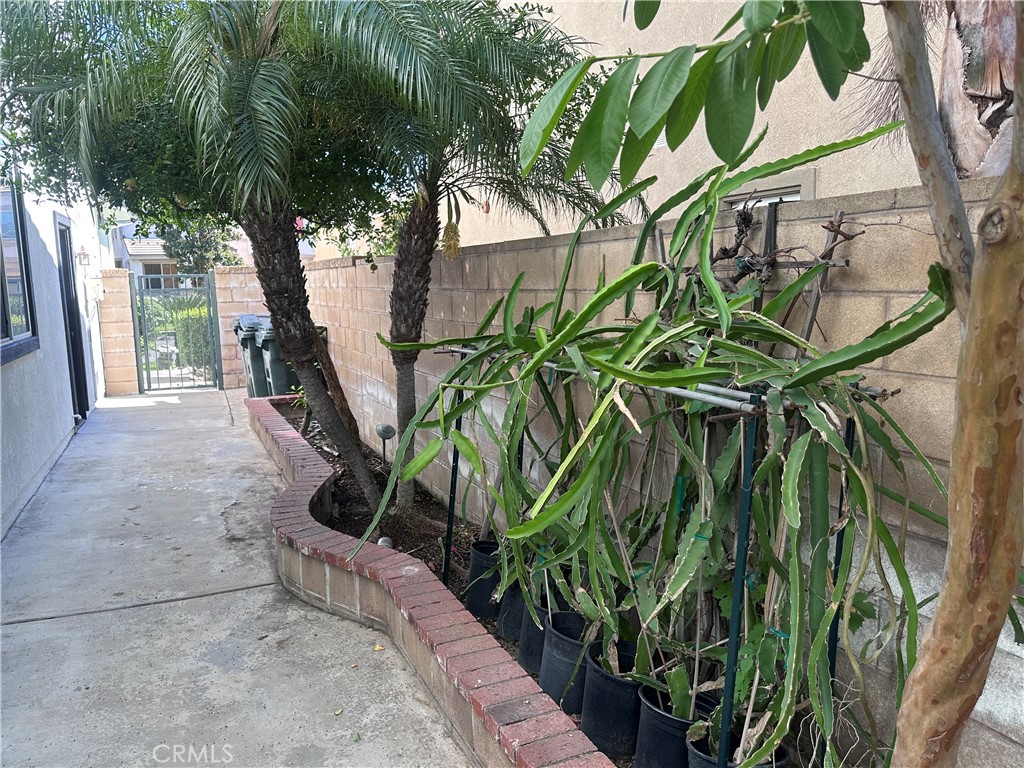 https://media.crmls.org/medias/361a79b4-a88d-454c-b5aa-d75e8866be2c.jpg?preset=X-Large
