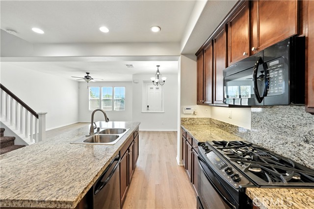 Detail Gallery Image 17 of 52 For 28648 Pietro Dr, Valencia,  CA 91354 - 3 Beds | 3 Baths