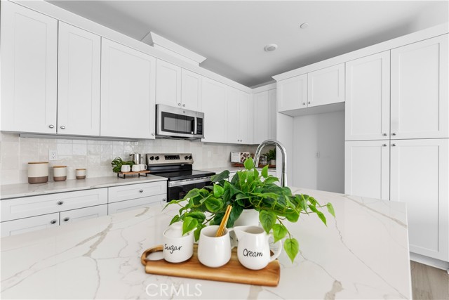 Detail Gallery Image 4 of 23 For 9423 1/2 N Sepulveda Blvd. #3,  North Hills,  CA 91343 - 2 Beds | 2/1 Baths