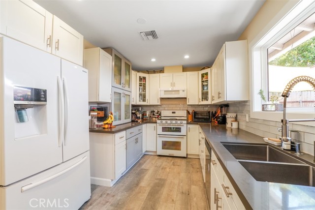 22960 Crespi Street, Woodland Hills CA: https://media.crmls.org/medias/361e1296-feef-432a-8046-edf230a542f6.jpg