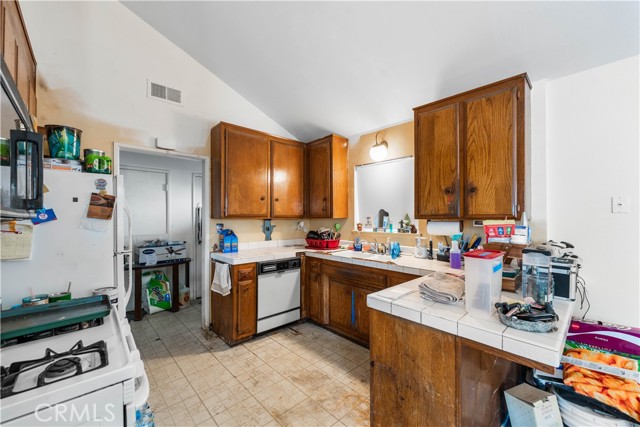 22038 Alamogordo Road, Saugus CA: https://media.crmls.org/medias/362496f3-5bab-4fb7-b69d-9fe1d138e362.jpg