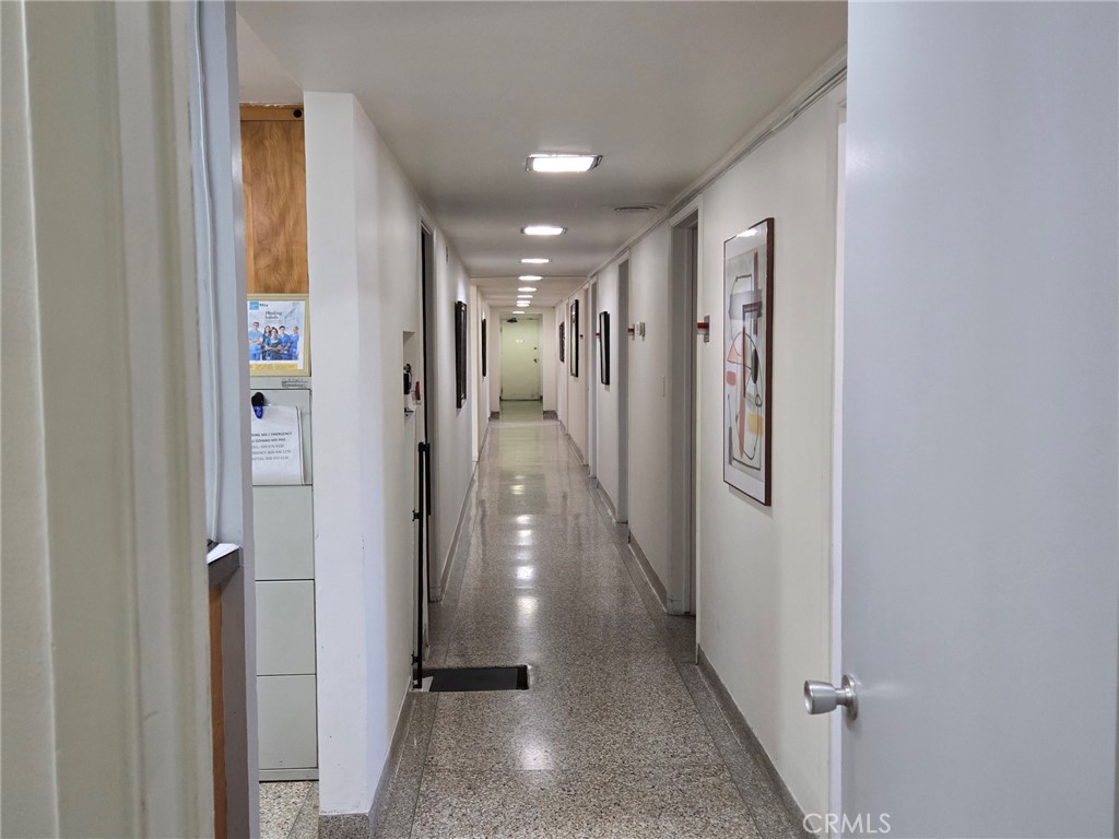 https://media.crmls.org/medias/3624d7a4-a9c7-49a2-a4f8-7f544f28b637.jpg?preset=X-Large