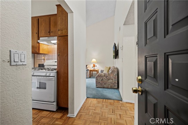 Detail Gallery Image 4 of 27 For 7439 Woodman Ave. #35,  Van Nuys,  CA 91405 - 2 Beds | 1 Baths