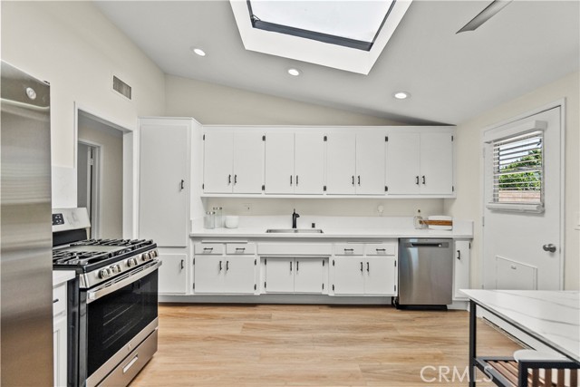 Detail Gallery Image 15 of 41 For 27410 Dewdrop Ave, Canyon Country,  CA 91351 - 3 Beds | 1/1 Baths