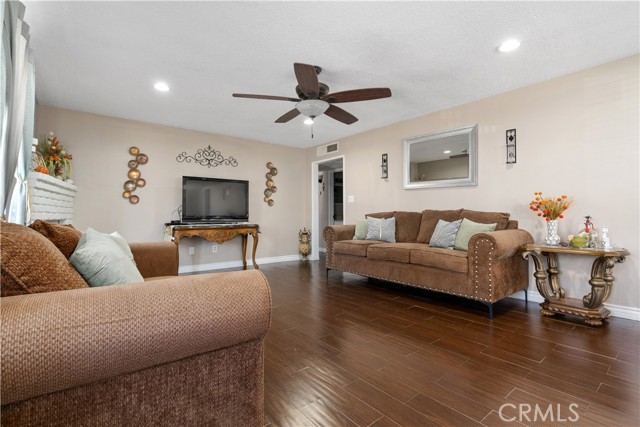 Detail Gallery Image 10 of 35 For 3721 Candlewood Dr, Bakersfield,  CA 93306 - 3 Beds | 2 Baths