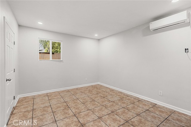 9414 Linden Avenue, Bloomington CA: https://media.crmls.org/medias/362f8ebd-3efe-428b-9fdc-831ecfd4de20.jpg