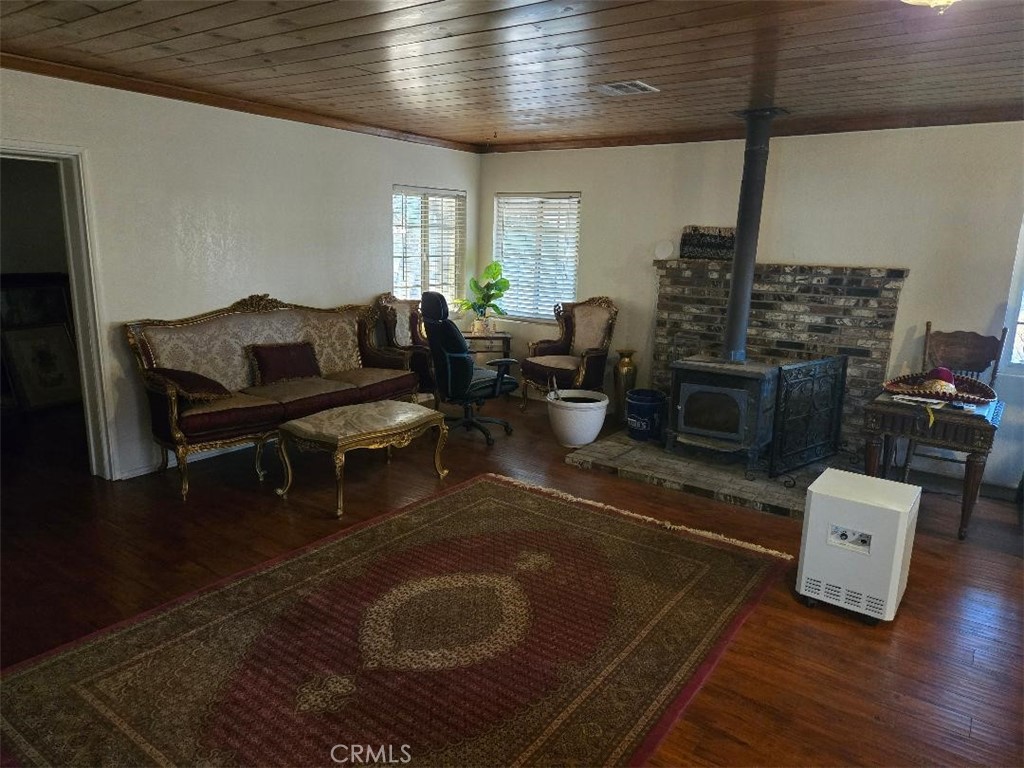 https://media.crmls.org/medias/3636b255-aff9-4d9a-b6aa-79686943bae6.jpg?preset=X-Large