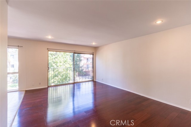 Detail Gallery Image 10 of 26 For 15344 Weddington St #202,  Sherman Oaks,  CA 91411 - 2 Beds | 2 Baths