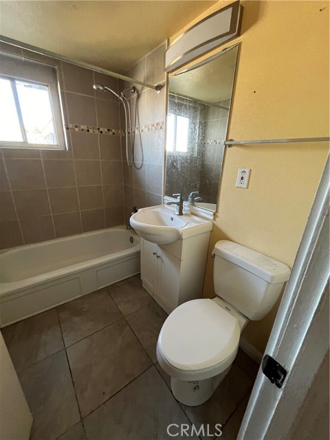 Detail Gallery Image 7 of 16 For 2633 E Lansing Way, Fresno,  CA 93726 - 2 Beds | 1 Baths