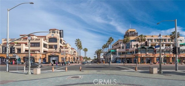 Steps away from the Condominium complex are shopping, restaurants & more.