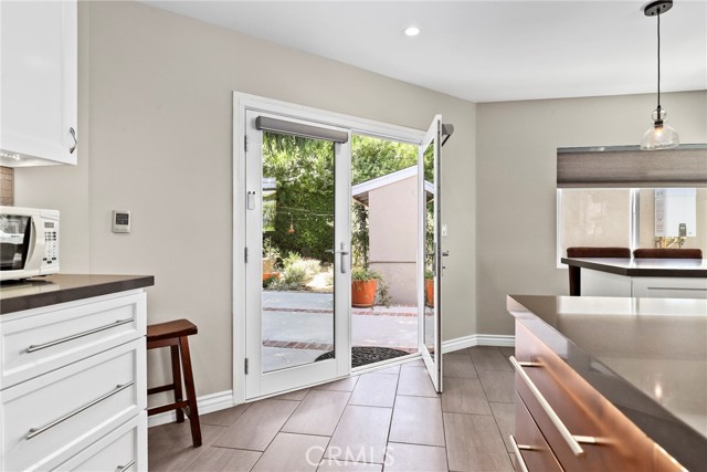 4855 Arcola Avenue, Toluca Lake CA: https://media.crmls.org/medias/363e8567-09d3-4a94-967e-eba32a9f3a0b.jpg