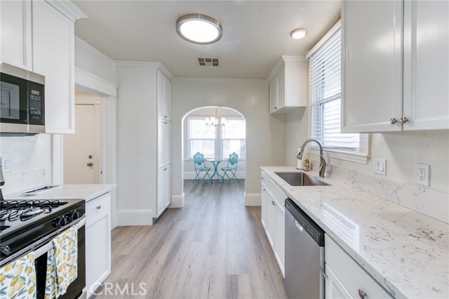 Detail Gallery Image 13 of 41 For 701 E Clinton, Fresno,  CA 93704 - 3 Beds | 1 Baths