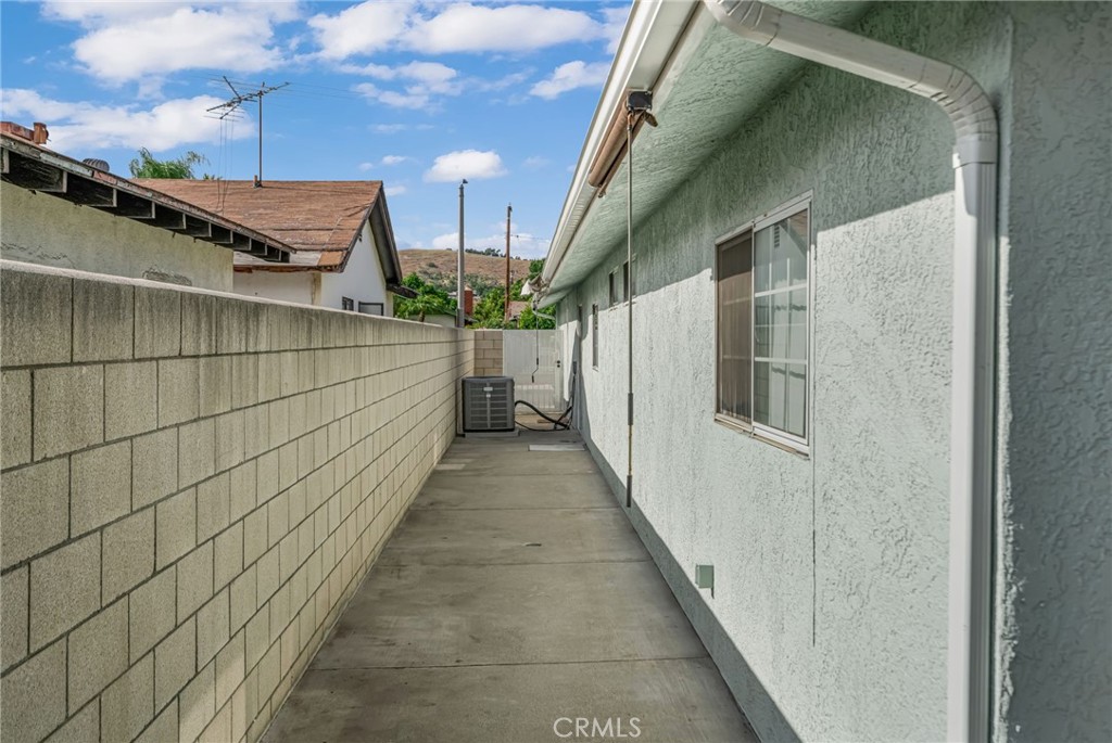 https://media.crmls.org/medias/364190a6-5a2d-46da-b576-cc267153cc9a.jpg?preset=X-Large