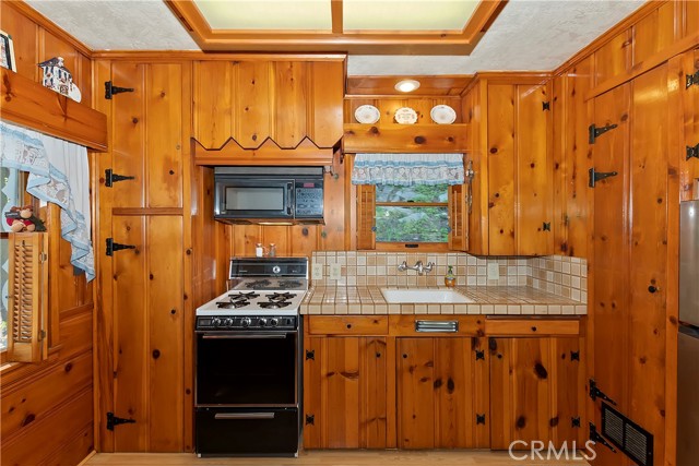 Detail Gallery Image 7 of 29 For 24795 Finhaut Dr, Crestline,  CA 92325 - 2 Beds | 1 Baths