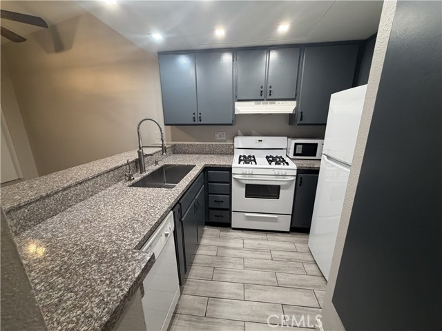 Detail Gallery Image 3 of 8 For 768 La Tierra, Corona,  CA 92879 - 2 Beds | 2 Baths